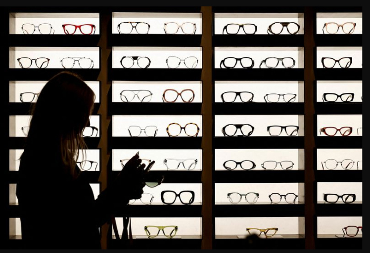 حاشیه ای درست کمتر از انتظارات، در مورد ضربه تورم در برند های Ray-ban و Oakley