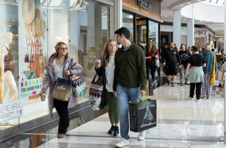 Heavy discounts drive record U.S. online holiday spending: Adobe (2023)