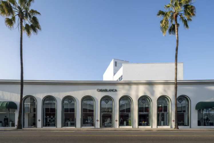 کازابلانکا اولین فروشگاه خود را در ایالات متحده، در لس‌آنجلس افتتاح کرد.(2025-26)