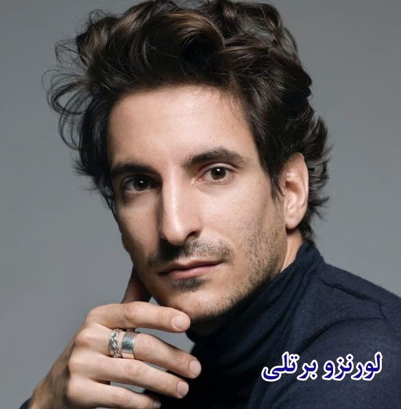 لورنزو برتلی، رئیس اجرایی، می‌گوید: «تعطیلی بیشتر فروشگاه‌های ورساچه در سال‌های ۲۰۲۶-۲۰۲۷ و افتتاح فروشگاه‌های جدید از سال ۲۰۲۸ ادامه خواهد داشت.»(2026)